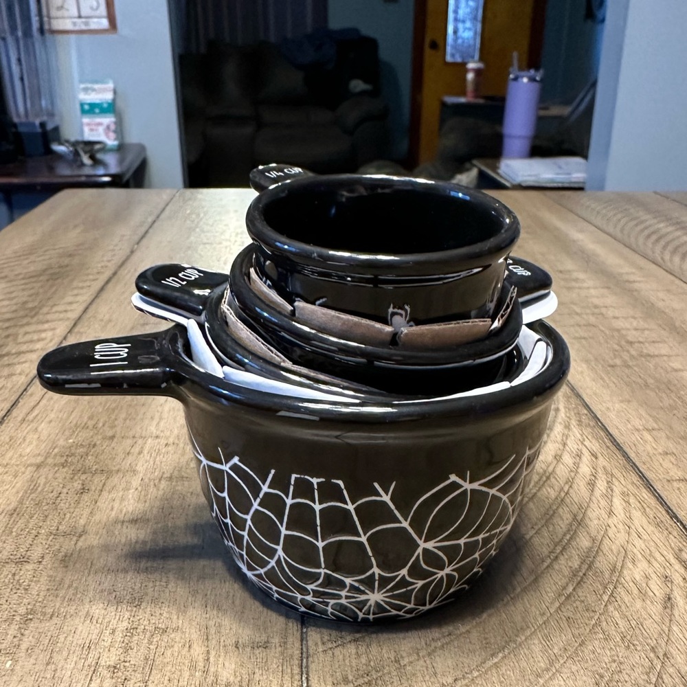 Spider web measuring cups